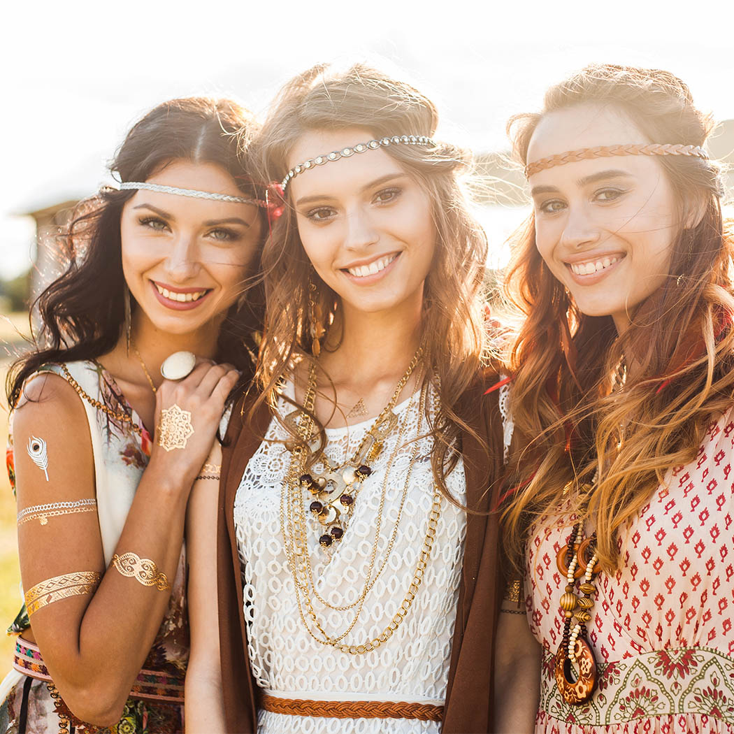 Hippie style - odkryj styl hipisów z lat 70. i poznaj najmodniejsze stylizacje dzieci kwiatów